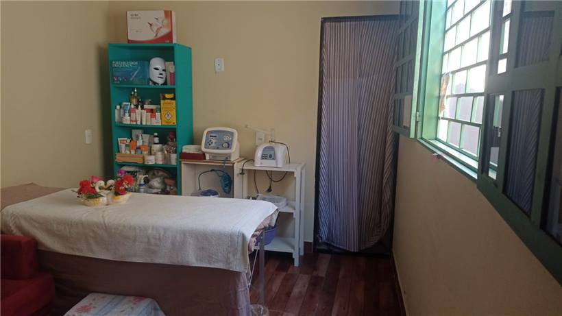Ambiente do Universo da Mulher, com equipamentos e maca de atendimento